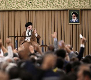 رهبر انقلاب: ملت ایران استحکام خود را باید در کار و عمل و اتحاد ملی نشان دهد 